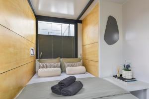 Cosy tiny houseboats near beach and restaurants by Weltevreden Experience客房内的一张或多张床位
