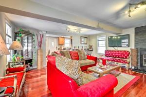 sala de estar con muebles de color rojo y chimenea en Minneapolis Home Near Medicine Lake and Trails!, en Minneapolis