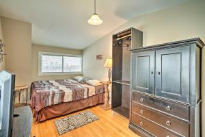 ein Schlafzimmer mit einem Bett und einer Kommode in der Unterkunft Minneapolis Home Near Medicine Lake and Trails! in Minneapolis