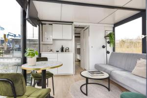 Cosy tiny houseboats near beach and restaurants by Weltevreden Experience的厨房或小厨房