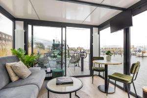 Cosy tiny houseboats near beach and restaurants by Weltevreden Experience的休息区