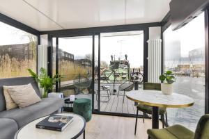 Cosy tiny houseboats near beach and restaurants by Weltevreden Experience的休息区