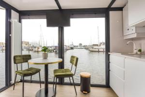 Cosy tiny houseboats near beach and restaurants by Weltevreden Experience的厨房或小厨房