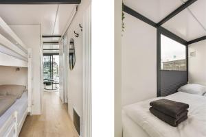 Cosy tiny houseboats near beach and restaurants by Weltevreden Experience客房内的一张或多张床位