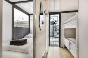 Cosy tiny houseboats near beach and restaurants by Weltevreden Experience客房内的一张或多张床位
