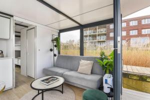 Cosy tiny houseboats near beach and restaurants by Weltevreden Experience的阳台或露台