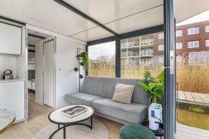 Cosy tiny houseboats near beach and restaurants by Weltevreden Experience的休息区
