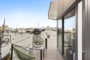 Cosy tiny houseboats near beach and restaurants by Weltevreden Experience的阳台或露台