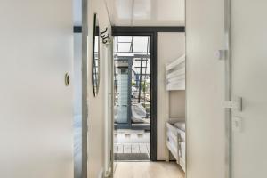 Cosy tiny houseboats near beach and restaurants by Weltevreden Experience客房内的一张或多张床位
