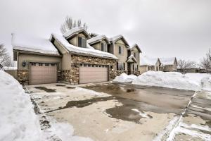 uma casa com estacionamento com neve em Utah Abode - Deck, Arcade Games and Near Skiing em Midway