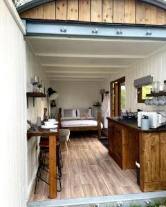 una camera con un letto sul retro di una casa di Trethowels Grey Hidden hut a St Austell