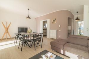 ein Wohnzimmer mit einem Tisch und einem Sofa in der Unterkunft Villa luminosa ed elegante a Sutri in Sutri