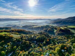jesienny widok na miasto w górach w obiekcie Libling Hruštička w Bańskiej Szczawnicy