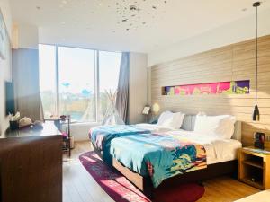 Postel nebo postele na pokoji v ubytování Hotel Indigo Xiamen Harbour by IHG