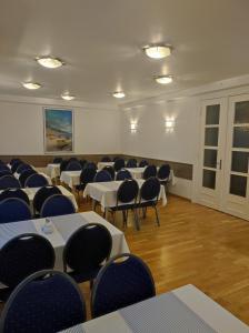una sala de conferencias con mesas y sillas. en Polonia en Międzyzdroje
