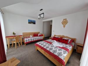 sypialnia z 2 łóżkami i stołem w obiekcie Mrowca Noclegi Pokoje Gościnne w mieście Gronków
