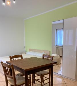 um quarto com uma mesa e cadeiras e uma cama em Lavini em Marco