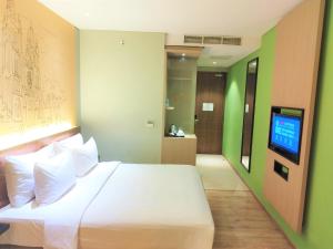 Ένα ή περισσότερα κρεβάτια σε δωμάτιο στο AONE Hotel