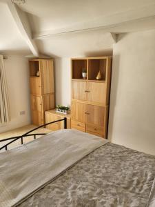 - une chambre avec un grand lit et des placards en bois dans l'établissement Executive Central Apartment - AR, à Southport