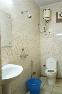 een badkamer met een toilet en een wastafel bij Hotel Quadis - Noida sec 15 in Noida