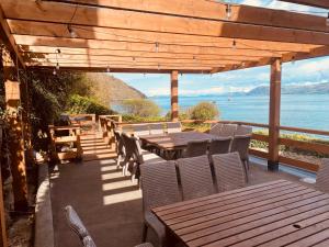un patio con mesa y sillas y vistas al agua en Gazelle Hotel en Menai Bridge