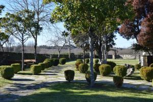 un jardín con arbustos y árboles y un camino en CASA DE ALDEA VAL DOS SOÑOS, en Lugo