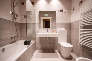 łazienka z toaletą, umywalką i wanną w obiekcie CASA DE ALDEA VAL DOS SOÑOS w mieście Lugo