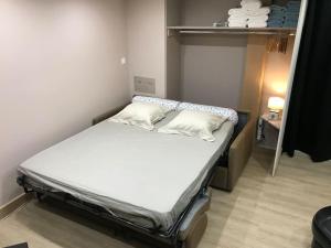 Łóżko w małym pokoju z: w obiekcie Paisible logement tout équipé pour 1 à 6 personnes w mieście Ebersheim