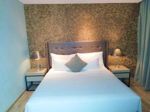 Ένα ή περισσότερα κρεβάτια σε δωμάτιο στο AONE Hotel