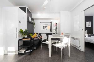 a room with a table and chairs and a bed at Mobilheim am Murner See - private Sauna + privater Badezuber in Wackersdorf