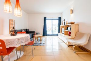 Χώρος καθιστικού στο Colorful Cozy Apartment view