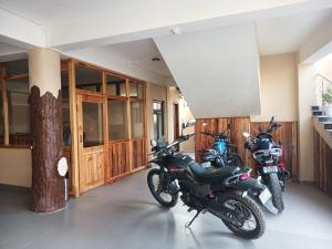 zwei Motorräder stehen in einem Raum geparkt in der Unterkunft Daiatei Homestay in Shillong