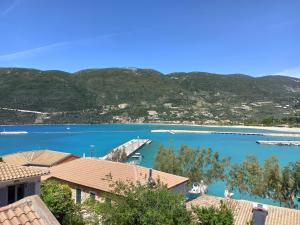 vista su una baia con molo per le barche di Meltemi Studios a Vassiliki