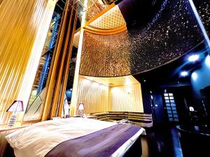 SKY Tower Sweet 4 Beppu, Resort Love Hotel في بيبو: غرفة نوم بسرير ونافذة كبيرة