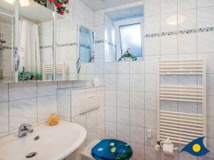 a bathroom with a sink and a toilet and a mirror at Haus Ueckeritz Bauernsuite in Ueckeritz