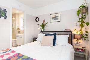Tile Hill的住宿－Detached house with Netflix, gym, garden, BBQ, coffee and more，一间卧室配有带白色床单和蓝色枕头的床。