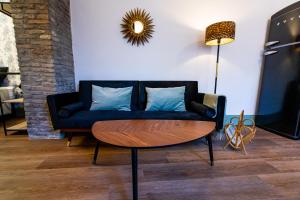 - un salon avec un canapé et une table dans l'établissement Apartamentos Gaviota, à Valencina de la Concepción