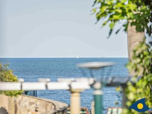 バンシンにあるRolandseck II Whg 01の家のバルコニーから海の景色を望めます。
