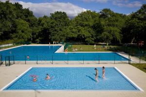 grupa ludzi w basenie w obiekcie CAMPING ETXARRI w mieście Echarri-Aranaz