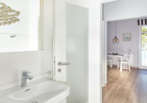 bagno bianco con lavandino e tavolo di Ille a Wittdün
