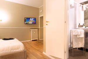 A television and/or entertainment centre at Fair Suite Roma Termini Még 22 kép