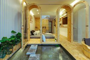 dom z basenem w środku pokoju w obiekcie Homestay#CL#OldQuarterView#UniqueBalcony w mieście Hanoi