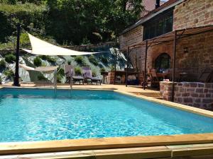 Bazén v ubytovaní Villa spacieuse à Noailhac avec piscine privée alebo v jeho blízkosti
