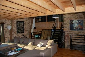 Posedenie v ubytovaní Villa spacieuse à Noailhac avec piscine privée