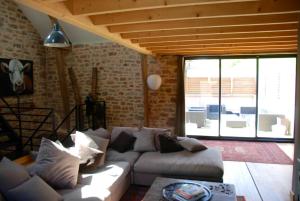 Posedenie v ubytovaní Villa spacieuse à Noailhac avec piscine privée