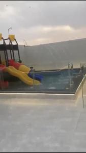 Der Swimmingpool an oder in der Nähe von شالية الجوهرة