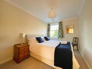 Un dormitorio con una cama grande y una ventana en Spacious 4 Bedroom House with Garden and Parking en Ecclesall