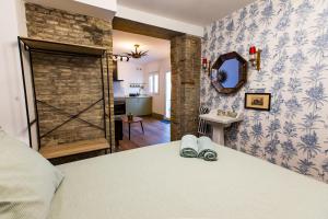 - une chambre avec un grand lit et une salle de bains dans l'établissement Apartamentos Gaviota, à Valencina de la Concepción