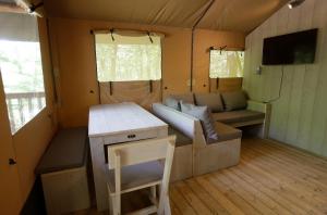 TV a/nebo společenská místnost v ubytování CAMPING ETXARRI