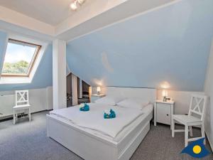 バンシンにあるVilla Malve Whg 10のベッドルーム1室(白いベッド1台、青い壁付)